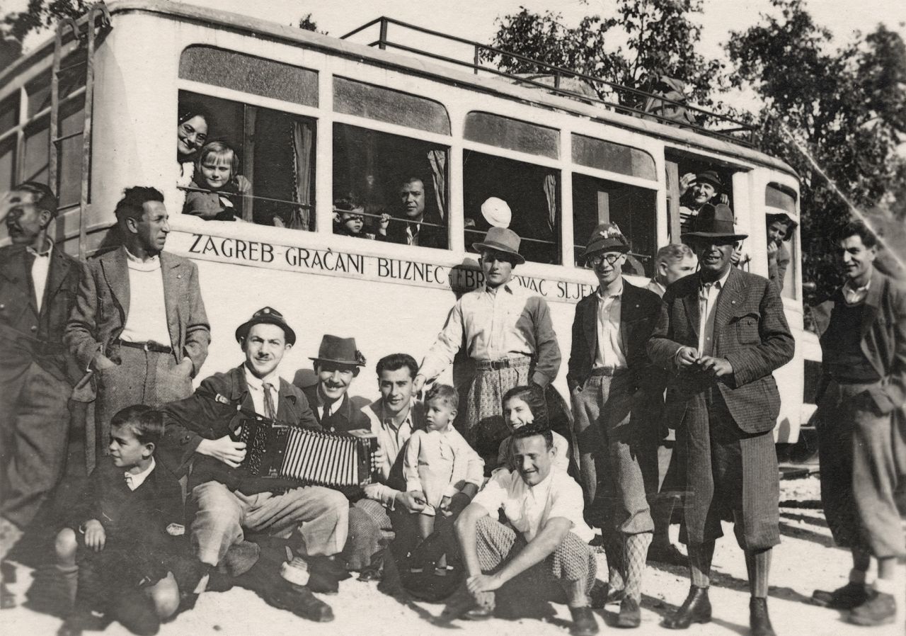 Sljeme. Gračani. Autobus Zagreb - Gračani - Bliznec - Brestovac - Sljeme, negdje na putu prema Sljemenu, oko 1935. godine